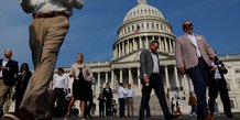 Des visiteurs marchent sur l'esplanade du capitole a washington