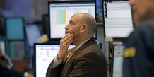 Des traders travaillent a la bourse de new york