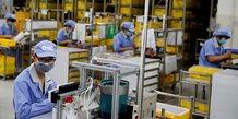 Photo d'archives des employes dans une usine du fabricant de composants smc en chine