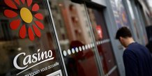 Un logo du detaillant francais casino a l'exterieur d'un supermarche casino a nantes