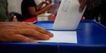 Une personne vote dans un bureau de vote lors des elections legislatives anticipees a podgorica, au montenegro