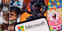 Le logo microsoft est visible sur un smartphone place avec des personnages de jeux activision blizzard visibles au fond de l'illustration