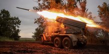 Des militaires ukrainiens tirent un systeme de fusees a lancement multiple bm-21 dans la region de donetsk, en ukraine