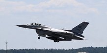 Un avion de chasse f-16 decolle sur la base aerienne americaine de spangdahlem, pres de la frontiere germano-belge, a spangdahlem, en allemagne