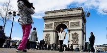 Des touristes chinois prennent des photos sur l'avenue des champs elysees, a paris