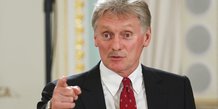 Le porte-parole du kremlin, dmitri peskov, s'adresse aux medias a saint-petersbourg