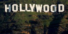 L'emblematique panneau hollywood sur une colline au-dessus d'un quartier de los angeles