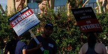Acteurs et ecrivains hollywoodiens en greve devant les studios disney en californie