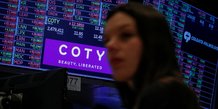 Un ecran affichant le logo et les informations de negociation de coty a la bourse de new york