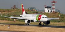 Un avion de tap air portugal a l'aeroport de lisbonne