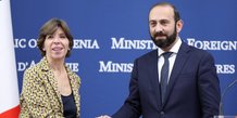 La ministre francaise des affaires etrangeres, catherine colonna, serre la main de son homologue armenien ararat mirzoyan, lors d'une conference de presse a erevan