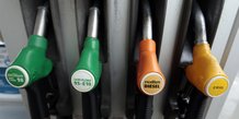 Des pistolets a essence dans une station-service a nice