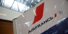 Photo du logo de la compagnie aerienne air france a l'interieur du terminal 3 de l'aeroport d'orly