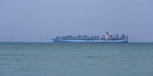 Un porte-conteneurs de la maersk navigue dans le detroit de singapour