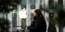 Photo d'une femme qui marche pres de l’apple store a new york
