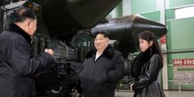 Le dirigeant nord-coreen kim jong un visite une usine de production de vehicules militaires
