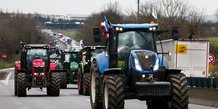 Des agriculteurs francais sur leurs tracteurs pres de l'aeroport roissy charles-de-gaulle