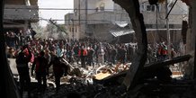 Des palestiniens se rassemblent sur le site d'une frappe israelienne a rafah, dans le sud de gaza