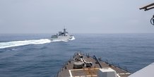 Un navire de guerre chinois navigue pres d'un destroyer americain dans le detroit de taiwan