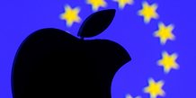 Illustration d'archives d'un logo apple imprime en 3d visible devant un drapeau de l'union europeenne