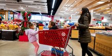 Une famille dans un supermarche target aux etats-unis