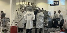 Le 12 mars, les représentants d’ArianeGroup et du CNES ont visité la salle propre du Centre spatial universitaire de Montpellier, où se trouvent les moyens d'essais comme la chambre à vide thermique (photo).