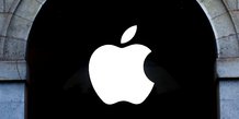 Le logo d'apple devant un apple store parisien