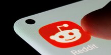 Le logo de l'application reddit affiche sur un smartphone