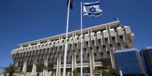 Un drapeau israelien flotte devant le batiment de la banque d'israel a jerusalem
