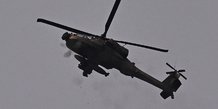 Un helicoptere d'attaque ah-64 apache de l'armee de l'air israelienne tire avec sa mitrailleuse, pres de la frontiere entre l'israel et la bande de gaza