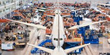 Des employes assemblent des avions boeing 787 dans une usine de north charleston, caroline du sud, etats-unis