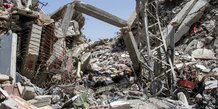 Les decombres d'un immeuble residentiel detruit par des frappes israeliennes dans le nord de la bande de gaza