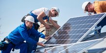 Qualit'EnR, organisme national de qualification des énergies renouvelables dans le bâtiment, regroupe 18.000 entreprises (chauffage, plomberie, électricité...) certifiées en France pour l'installation de systèmes à énergies renouvelables, dont des toitures solaires.