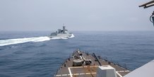 Un navire de guerre chinois navigue a proximite d’un navire de guerre americain dans le detroit de taiwan