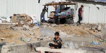 Les palestiniens se preparent a fuir rafah apres que les forces israeliennes ont lance une operation terrestre et aerienne dans la partie est de gaza