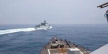 Un navire de guerre chinois navigue a proximite d’un navire de guerre americain dans le detroit de taiwan