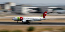 Photo d'archive d'un airbus a319 de tap air portugal atterrissant a l'aeroport de lisbonne