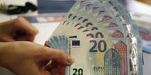 Photo d'archives: une personne detient des billets de 20 euros