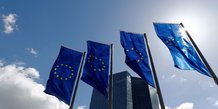 Les drapeaux de l'union europeenne flottent devant le siege de la banque centrale europeenne (bce) a francfort