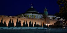 Le drapeau russe flotte sur le dome du batiment du senat du kremlin a moscou