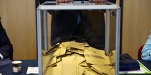 Un agent electoral se tient devant une urne lors de l'election du parlement europeen, au touquet-paris-plage