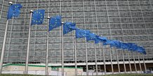 Les drapeaux de l'union europeenne devant le siege de la commission europeenne a bruxelles