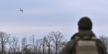Un militaire ukrainien controlant un drone de reconnaissance, en ukraine