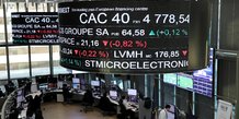 Le cours de l'indice boursier francais cac 40 et des informations sur le cours des actions des societes sont affiches sur des ecrans suspendus au-dessus de la bourse de paris, exploitee par euronext nv, dans le quartier d'affaires de la defense a paris.