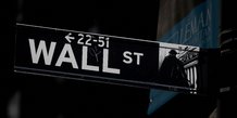 Photo d'archives: une plaque de rue de wall street est vue pres de la bourse de new york