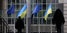 Photo d'archives: les drapeaux de l'ukraine flottent devant le batiment du parlement europeen
