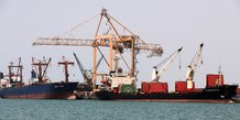 Des navires commerciaux accostent dans le port de hodeidah, sur la mer rouge