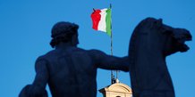 Un drapeau italien flotte sur le palais du quirinale, a rome