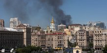De la fumee s'eleve dans le ciel de la ville apres un tir de missile russe a kiev