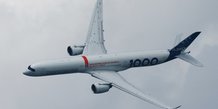 Un airbus a350-1000 lors d'une demonstration aerienne a singapour